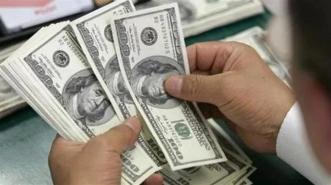 لماذا ارتفع سعر الدولار بنحو جنيه خلال تعاملات