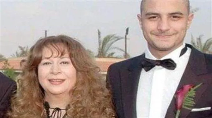 أحمد الفيشاوي يتغزل في والدته سمية الألفي..