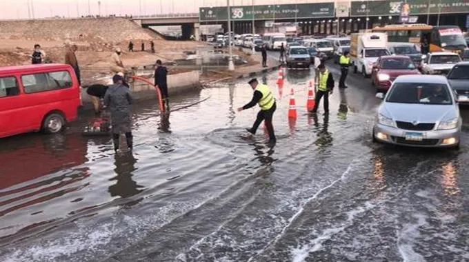 إزالة آثار حادث انقلاب سيارة محملة بالثلج أعلى