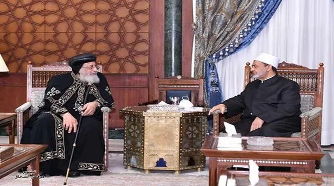 شيخ الأزهر يتلقى اتصالا هاتفيا من البابا
