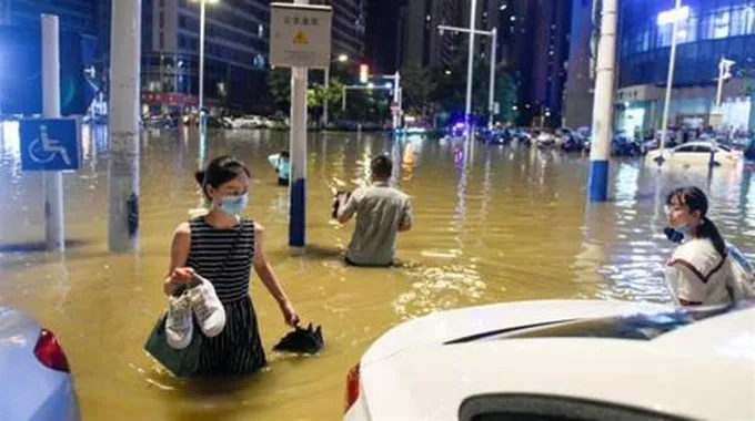 أمطار غزيرة في العاصمة الصينية بكين تجبر عشرات