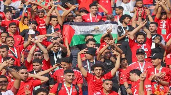 جماهير الأهلي تهز استاد القاهرة: بالروح بالدم