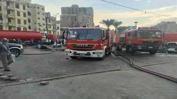 صور| حريق داخل سوق تجاري بمحيط مسجد السيدة زينب