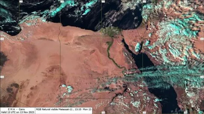 الطقس الآن.. سحب منخفضة وأمطار على هذه المناطق