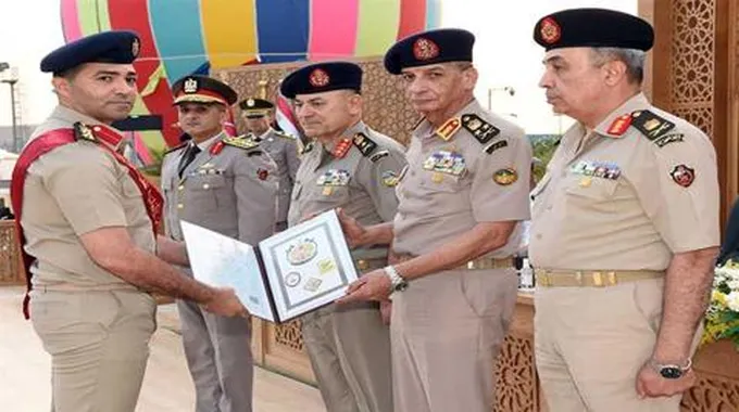 وزير الدفاع يشهد تخرج دورات جديدة من دارسي أكاديمية ناصر