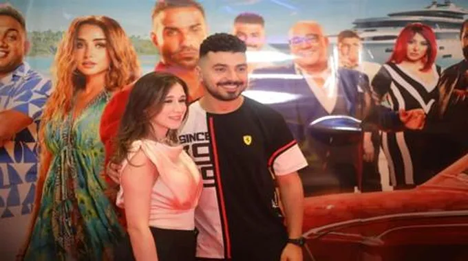 محمد أنور بصحبة زوجته في العرض الخاص لـ 