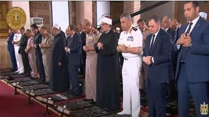 الرئيس السيسي يؤدي صلاة عيد الأضحى بمسجد القوات