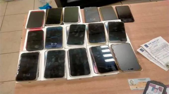 إحباط محاولة تهريب هواتف بمعاونة عاملين بمطار