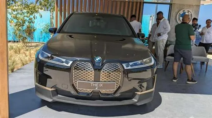 سيارة كهربائية من Bmw تظهر بالساحل الشمالي