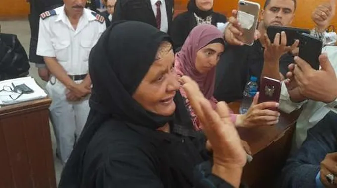 والدة قاتل شقيقه التوأم بكفر الشيخ تنهار