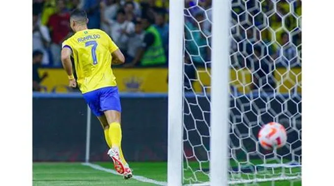 هاتريك رونالدو.. النصر يحقق الفوز الأول في