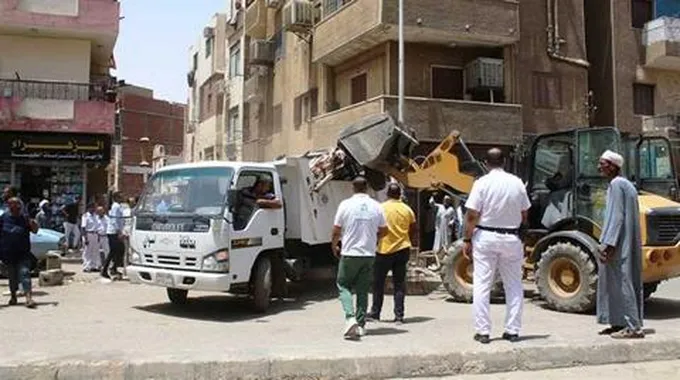 بالصور- رفع 1175 حالة إشغال طريق في حملة بأسوان