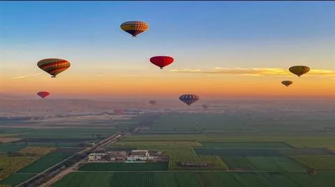 الطيران المدني يمنع رحلات البالون الطائر من