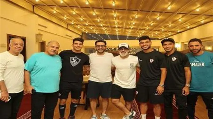 بالصور- أحمد حلمي مع لاعبي نادي الزمالك في