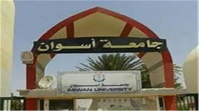 بالصور- نائب رئيس جامعة أسوان يتابع امتحانات