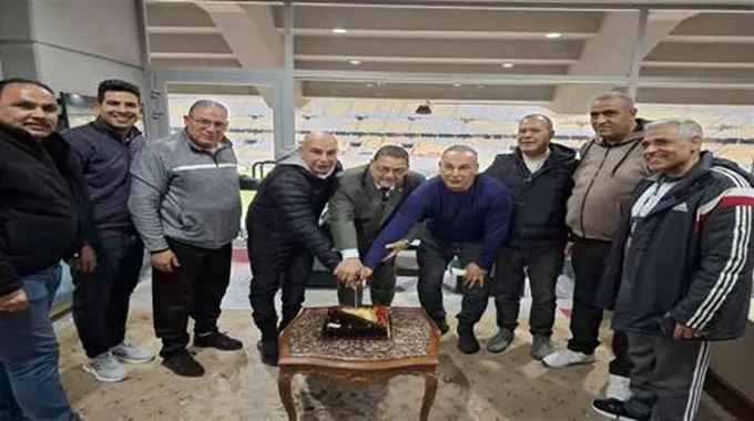 الاحتفال بالجهاز الفني لمنتخب مصر في مباراة