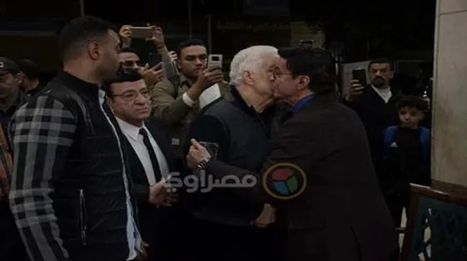 في عزاء حلمي بكر.. مشاجرة وتشابك بالأيدي بين