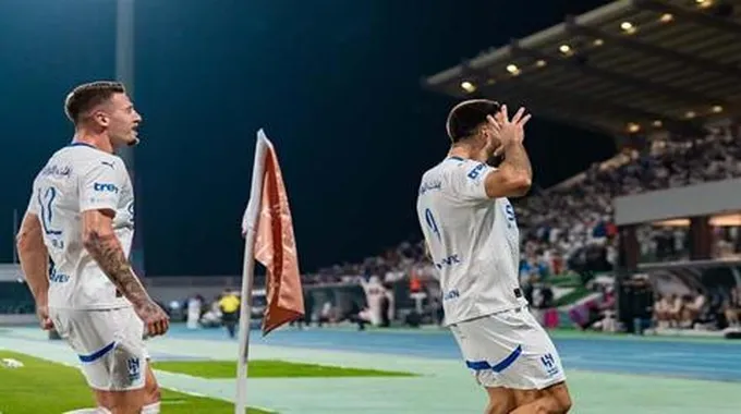 الهلال يقسو على النصر برباعية ويتوج بطلاً لكأس