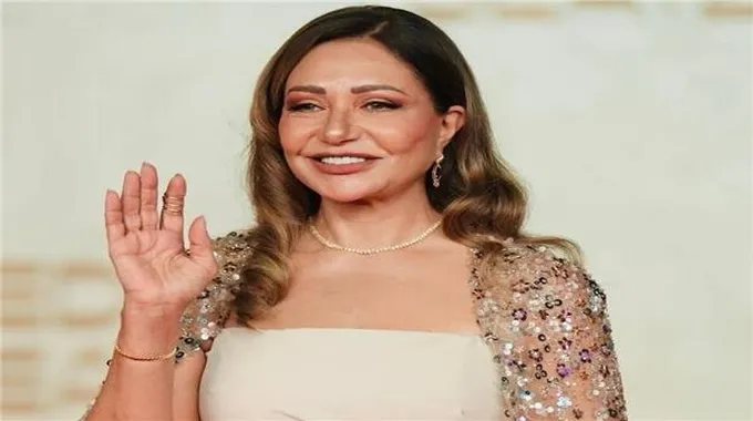 إطلالة أنيقة لإلهام شاهين في مهرجان البحر الأحمر