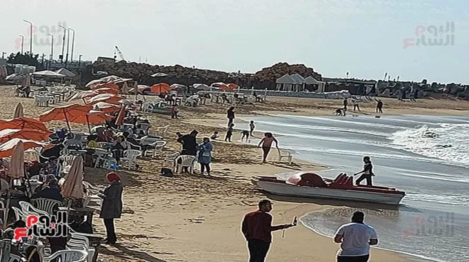 إقبال العائلات على شواطئ الإسكندرية في الويك آند