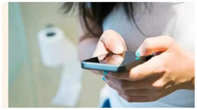 استخدام الهاتف في المرحاض وأضراره الصحية