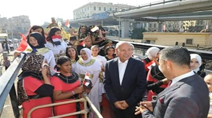 الأتوبيسات المكشوفة تجوب شوارع القاهرة