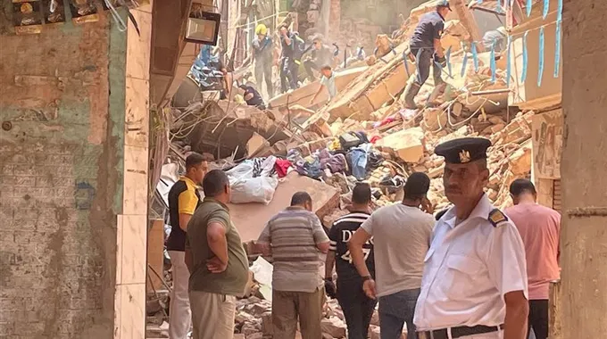 تطورات حادث انهيار عقارين في حدائق القبة
