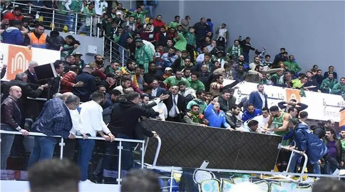 جماهير الأهلي تطالب بالإسعاف خلال المباراة