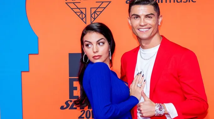 جورجينا رودريجيز تتألق في باريس بأزياء مميزة