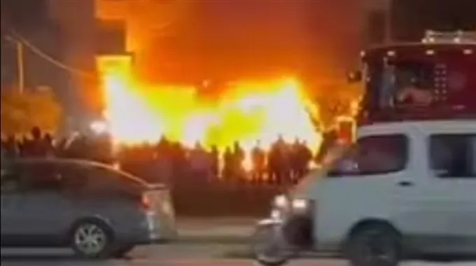 حريق يلتهم مخبزًا وسوبر ماركت في السويس