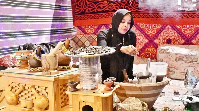 سارة سلامة تأسر الأنظار في مطار السفر