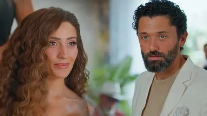 علاقة دينا الشربيني وكريم عبدالعزيز تثير الجدل