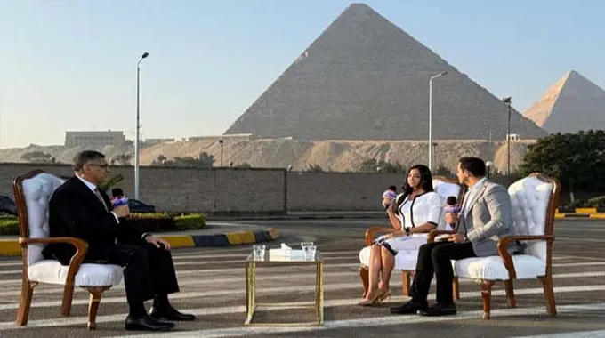 فريدة عثمان تبرز أمام الأهرامات