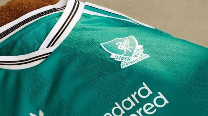 قميص ليفربول الثالث لموسم 2025-2026