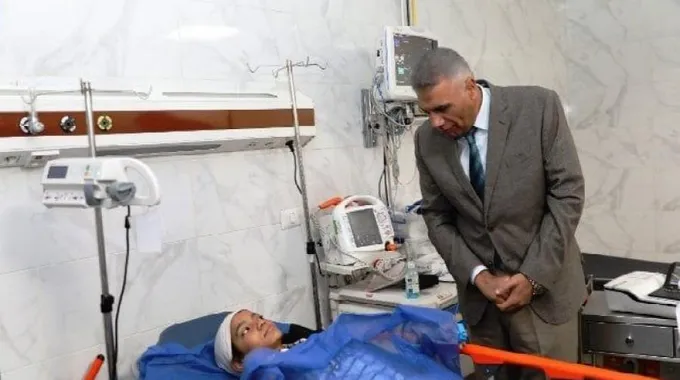 محافظ أسوان يزور الطالبة حنين في المستشفى