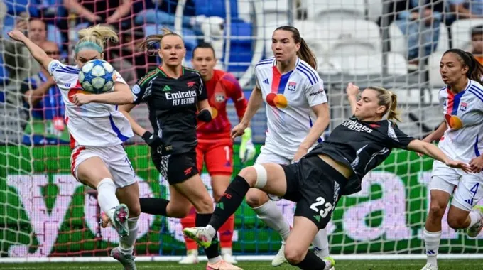 نساء خلف أبطال كرة القدم المصرية